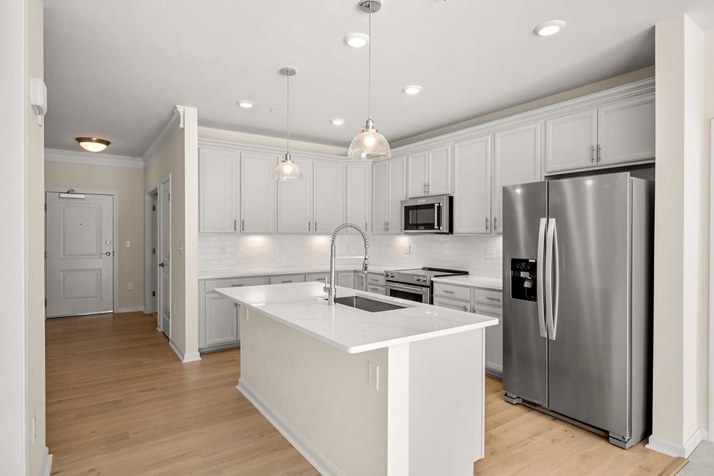 2 Stratton Dr Unit 102, Woburn, MA 01801