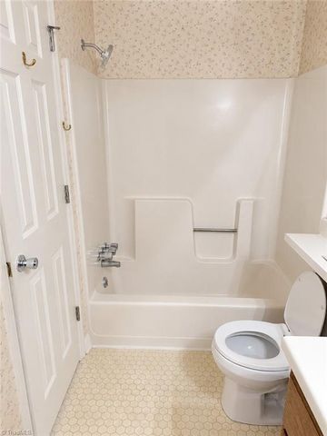 324 Meadows Circle, Winston-salem, NC 27104