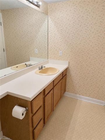 324 Meadows Circle, Winston-salem, NC 27104