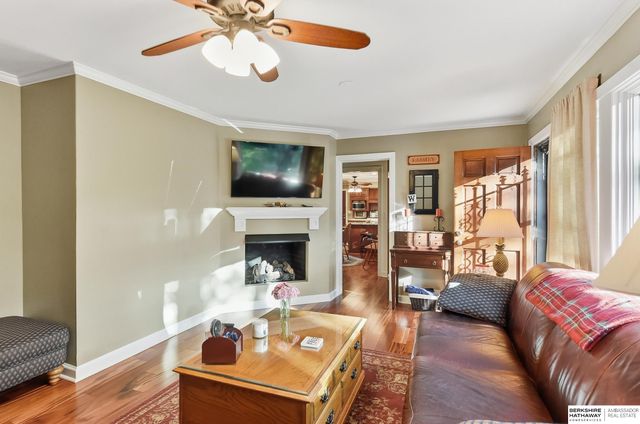 305 S 68th Street, Omaha, NE 68132