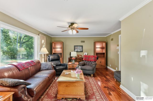 305 S 68th Street, Omaha, NE 68132