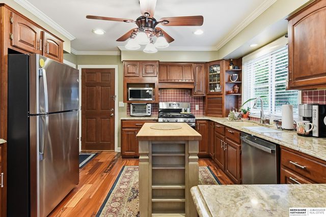 305 S 68th Street, Omaha, NE 68132