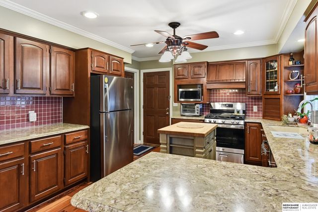 305 S 68th Street, Omaha, NE 68132