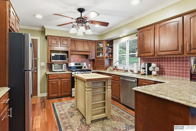 305 S 68th Street, Omaha, NE 68132