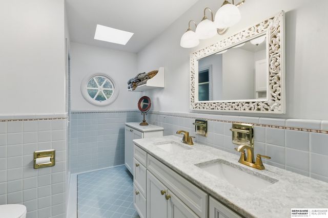 305 S 68th Street, Omaha, NE 68132