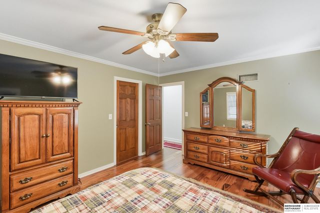 305 S 68th Street, Omaha, NE 68132