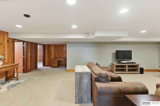 305 S 68th Street, Omaha, NE 68132