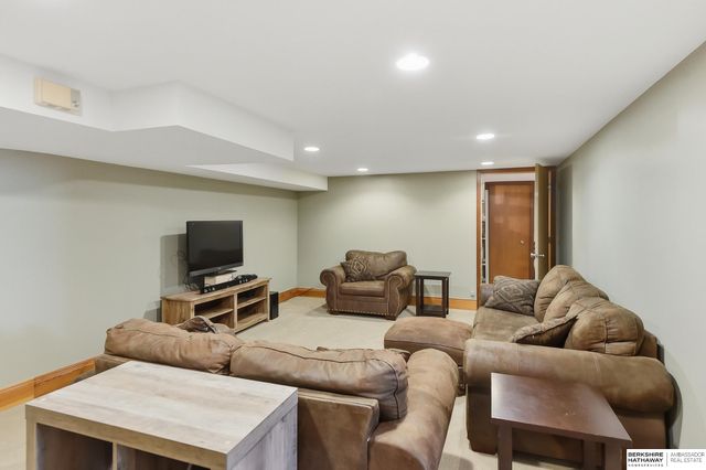 305 S 68th Street, Omaha, NE 68132