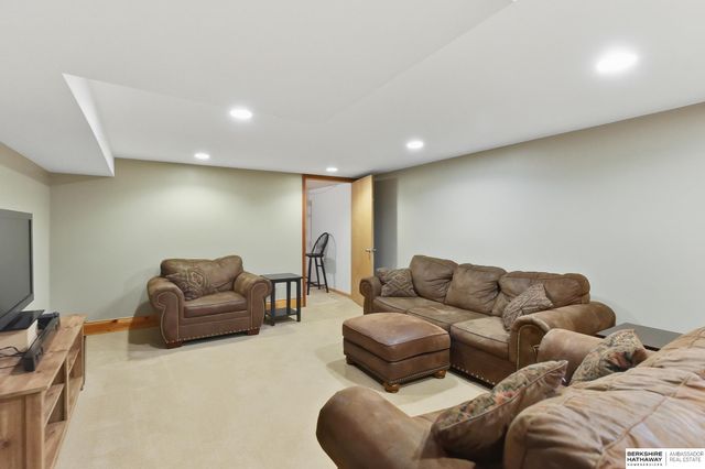 305 S 68th Street, Omaha, NE 68132