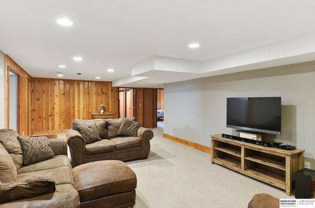 305 S 68th Street, Omaha, NE 68132