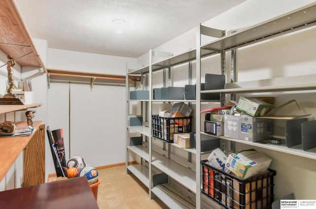 305 S 68th Street, Omaha, NE 68132