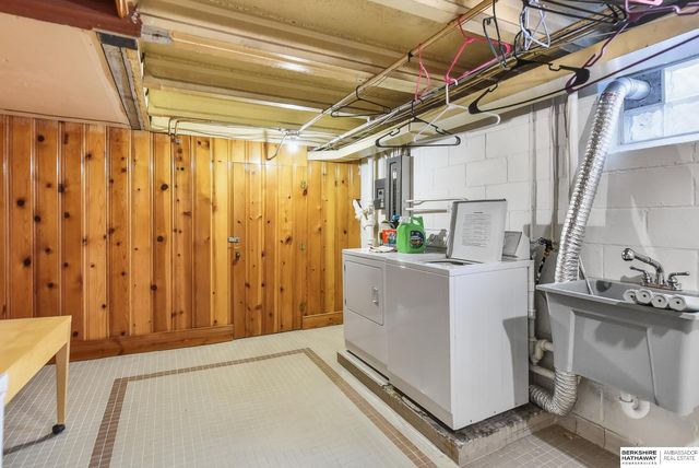 305 S 68th Street, Omaha, NE 68132