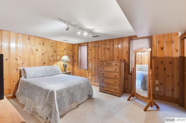 305 S 68th Street, Omaha, NE 68132