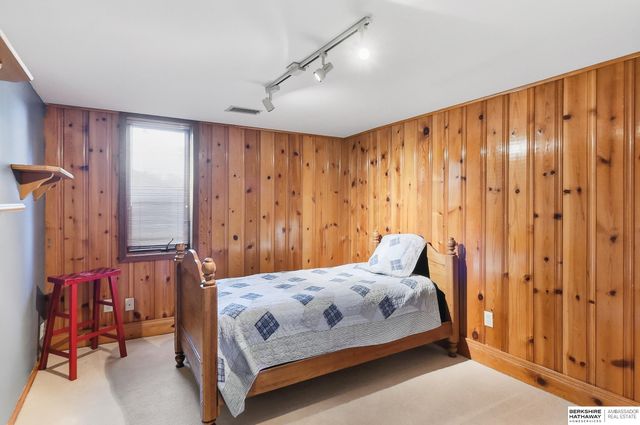 305 S 68th Street, Omaha, NE 68132