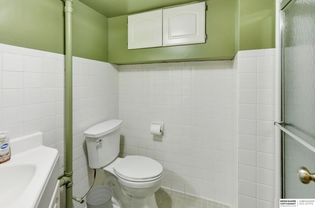 305 S 68th Street, Omaha, NE 68132