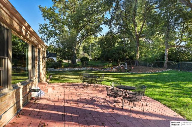 305 S 68th Street, Omaha, NE 68132