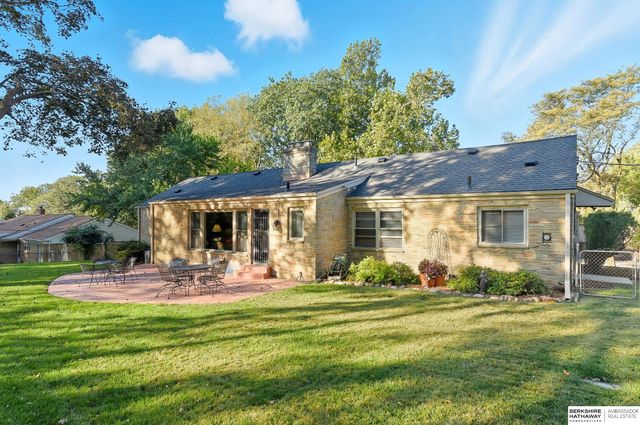 305 S 68th Street, Omaha, NE 68132