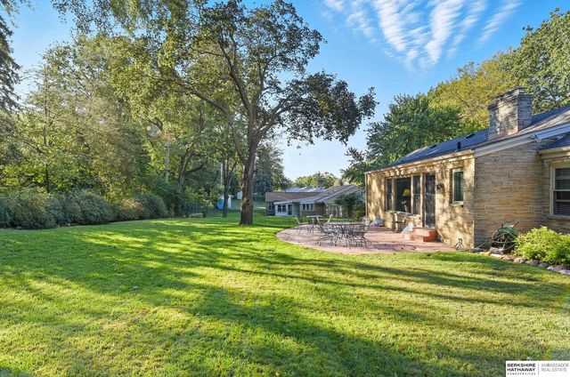 305 S 68th Street, Omaha, NE 68132