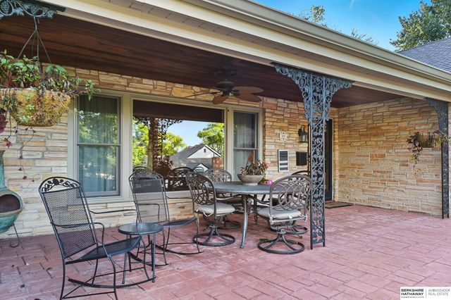 305 S 68th Street, Omaha, NE 68132