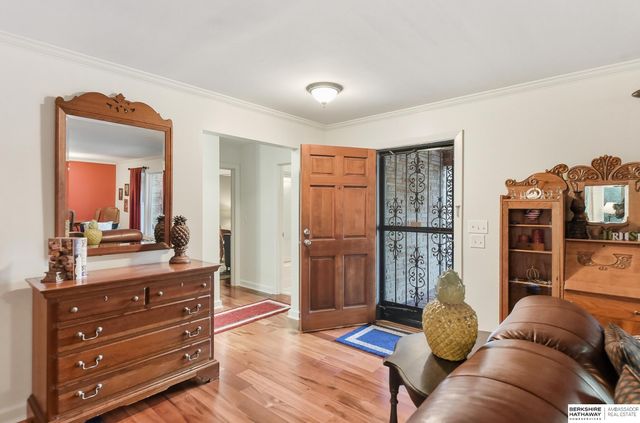 305 S 68th Street, Omaha, NE 68132