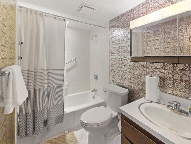553 FAIRWAYS CIRCLE B, Ocala, FL 34472