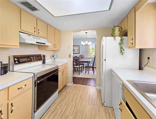 553 FAIRWAYS CIRCLE B, Ocala, FL 34472