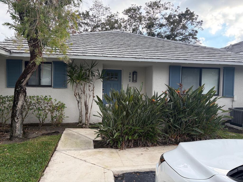 202 Club Drive, Palm Beach Gardens, FL 33418
