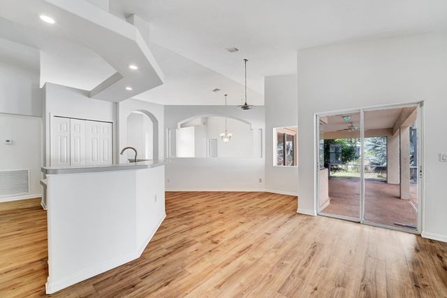 513 SE Cliff Road, Port St Lucie, FL 34953