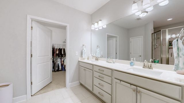 2460 Stonecenter Ln, Murfreesboro, TN 37128