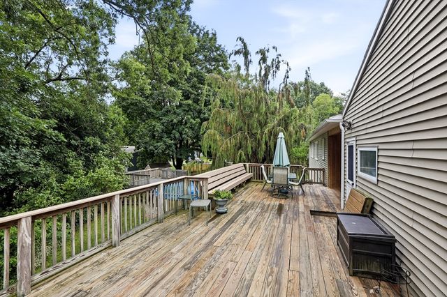 8 Linwood Dr, Wilbraham, MA 01095