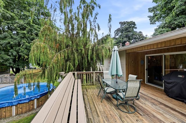 8 Linwood Dr, Wilbraham, MA 01095