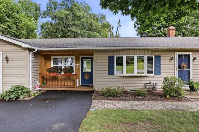 8 Linwood Dr, Wilbraham, MA 01095