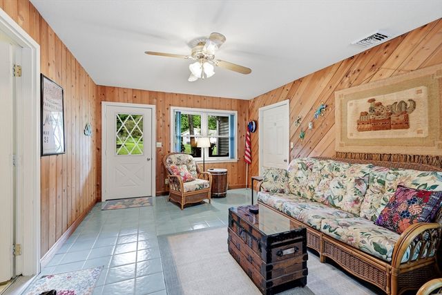 8 Linwood Dr, Wilbraham, MA 01095