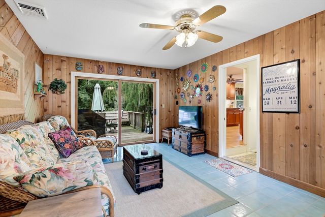 8 Linwood Dr, Wilbraham, MA 01095
