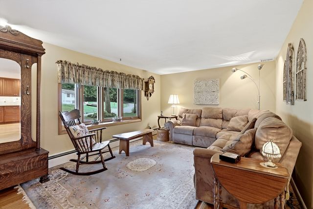 8 Linwood Dr, Wilbraham, MA 01095