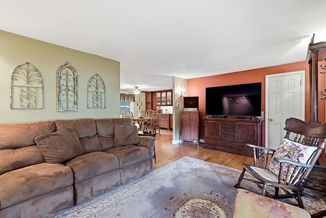 8 Linwood Dr, Wilbraham, MA 01095