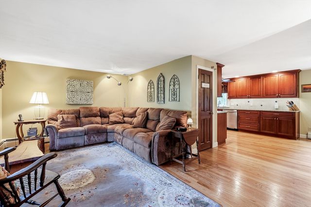 8 Linwood Dr, Wilbraham, MA 01095