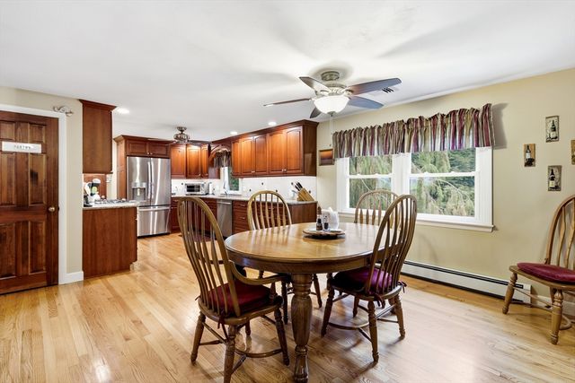 8 Linwood Dr, Wilbraham, MA 01095