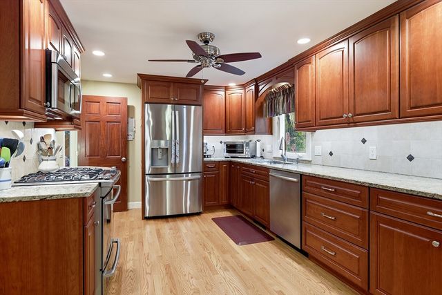 8 Linwood Dr, Wilbraham, MA 01095