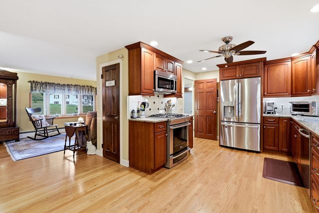 8 Linwood Dr, Wilbraham, MA 01095