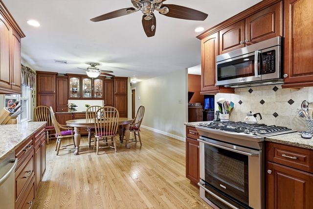 8 Linwood Dr, Wilbraham, MA 01095