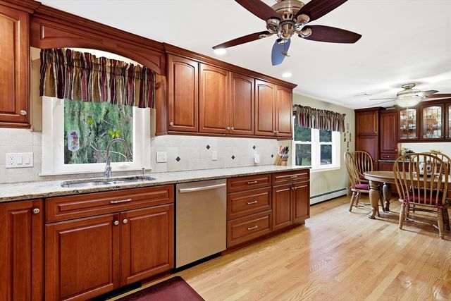 8 Linwood Dr, Wilbraham, MA 01095