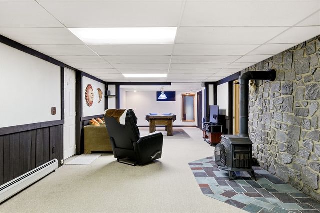8 Linwood Dr, Wilbraham, MA 01095