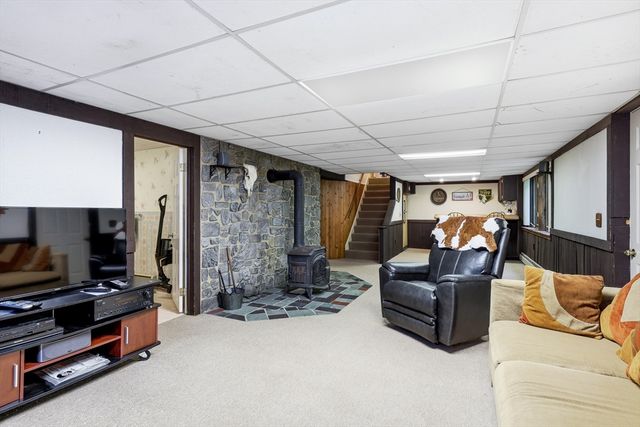 8 Linwood Dr, Wilbraham, MA 01095
