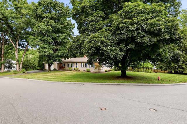 8 Linwood Dr, Wilbraham, MA 01095