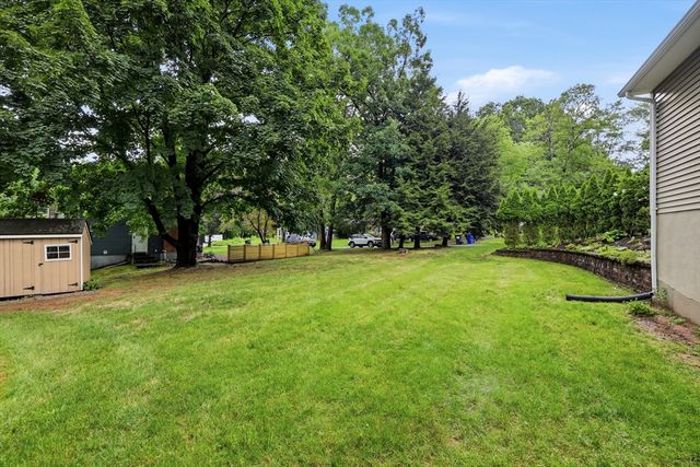8 Linwood Dr, Wilbraham, MA 01095