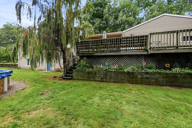 8 Linwood Dr, Wilbraham, MA 01095