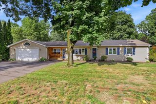 8 Linwood Dr, Wilbraham, MA 01095