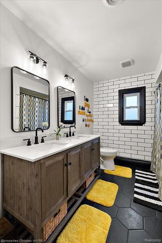 5722 Raven Road, Bloomfield Hills, MI 48301