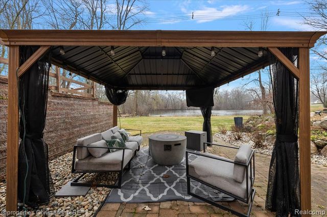 5722 Raven Road, Bloomfield Hills, MI 48301